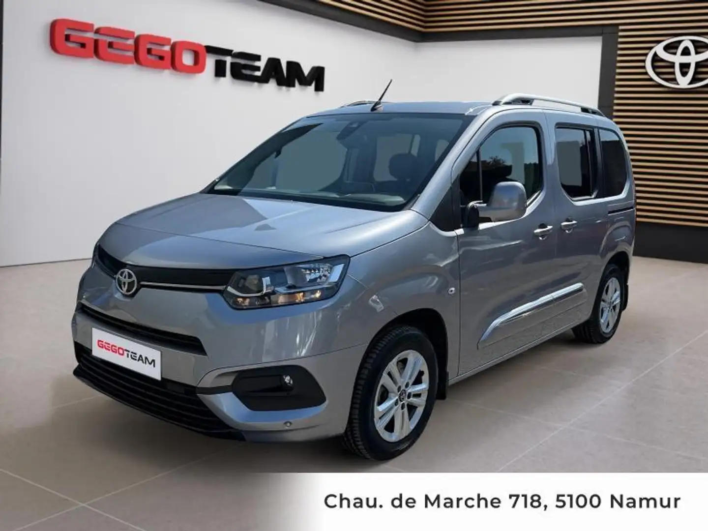 Toyota Verso MPV Gris - 1