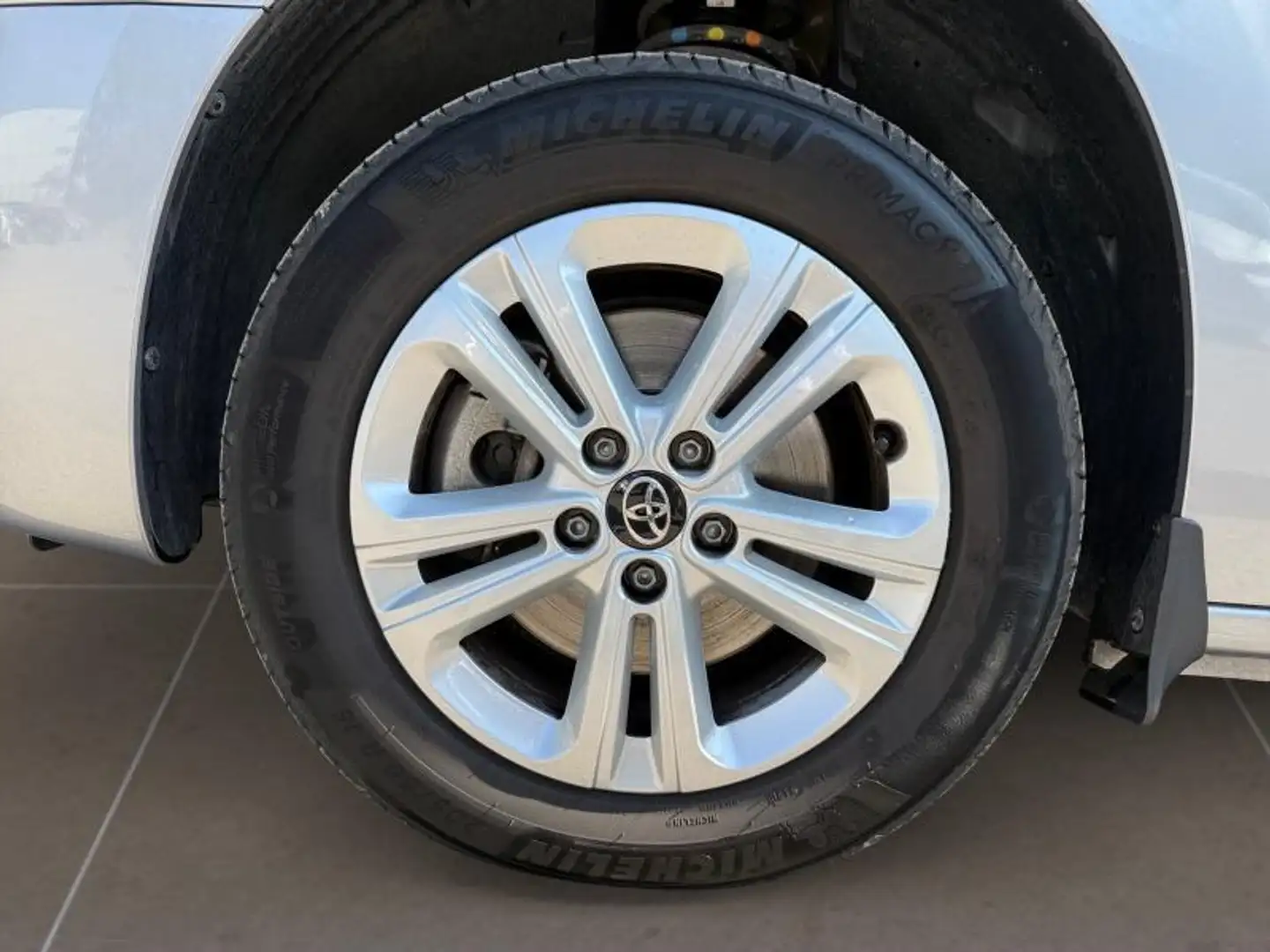 Toyota Verso MPV Gris - 2