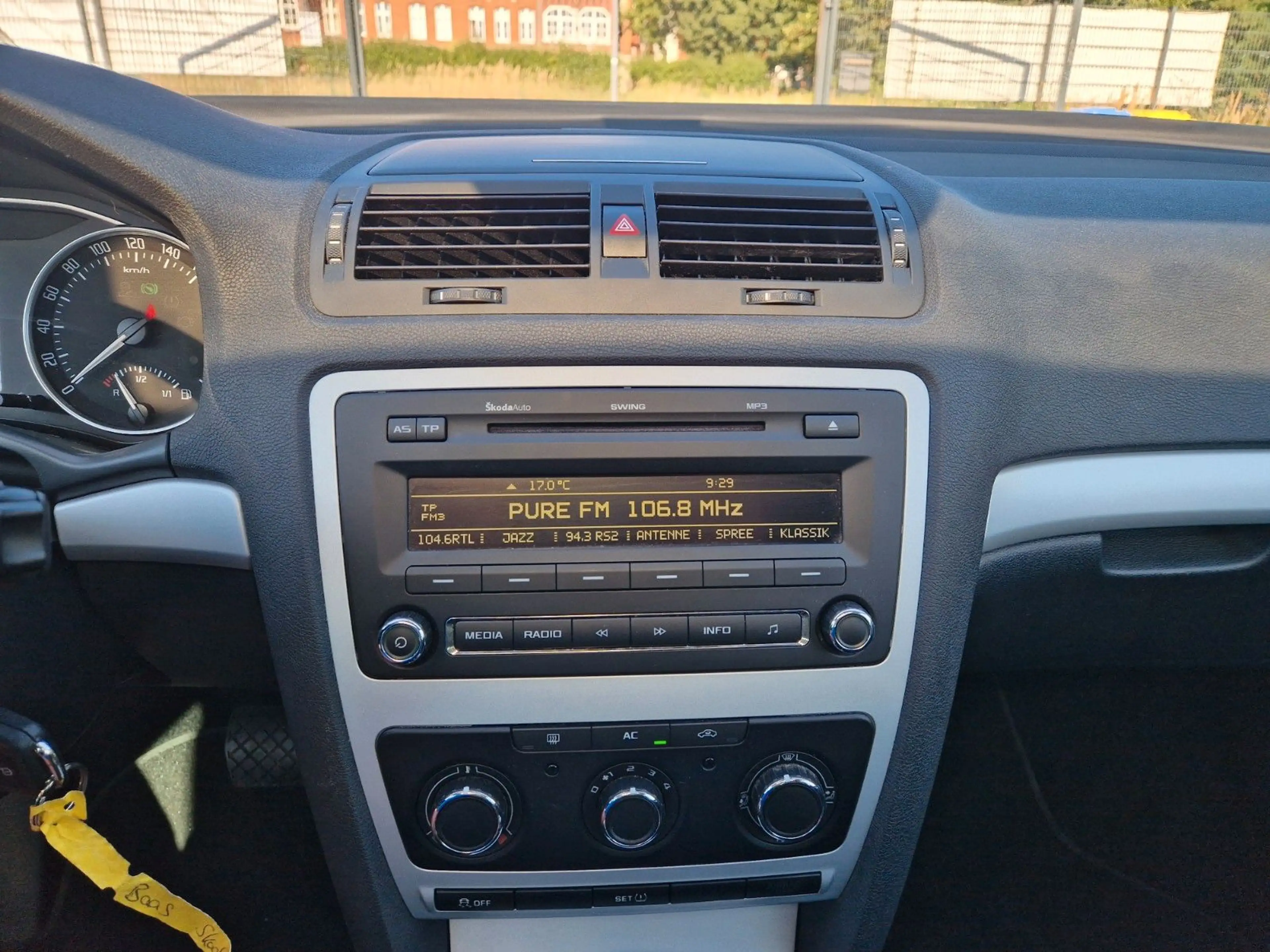 Skoda Octavia Combi Ambiente DSG 1.HAND SDACH — photo 11