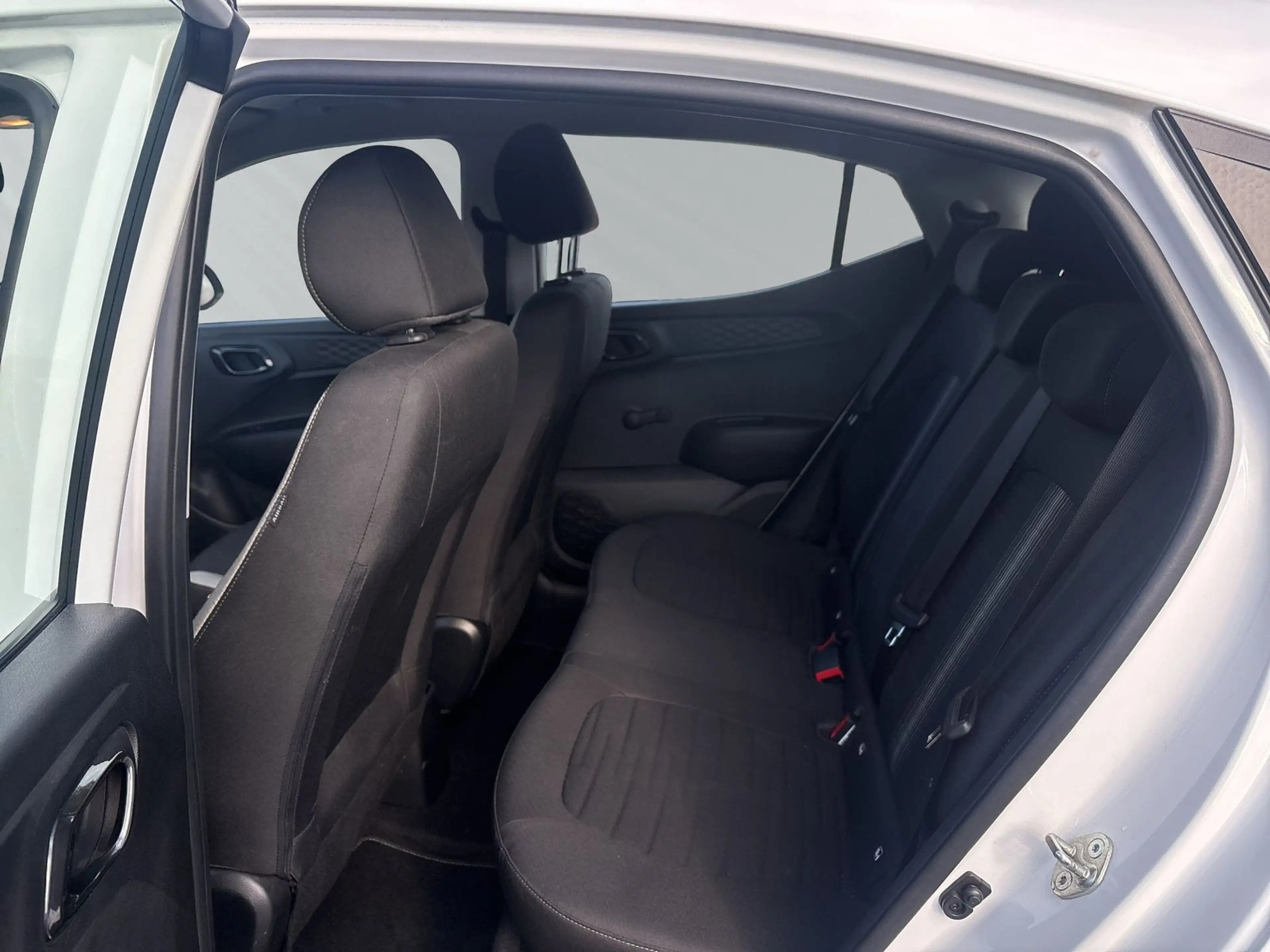 Hyundai i10 1.0 Benzin M/T Trend +SHZ+LENKHEIZ+BLUETOOTH — photo 11