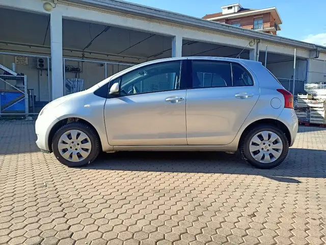 Toyota Yaris view 4