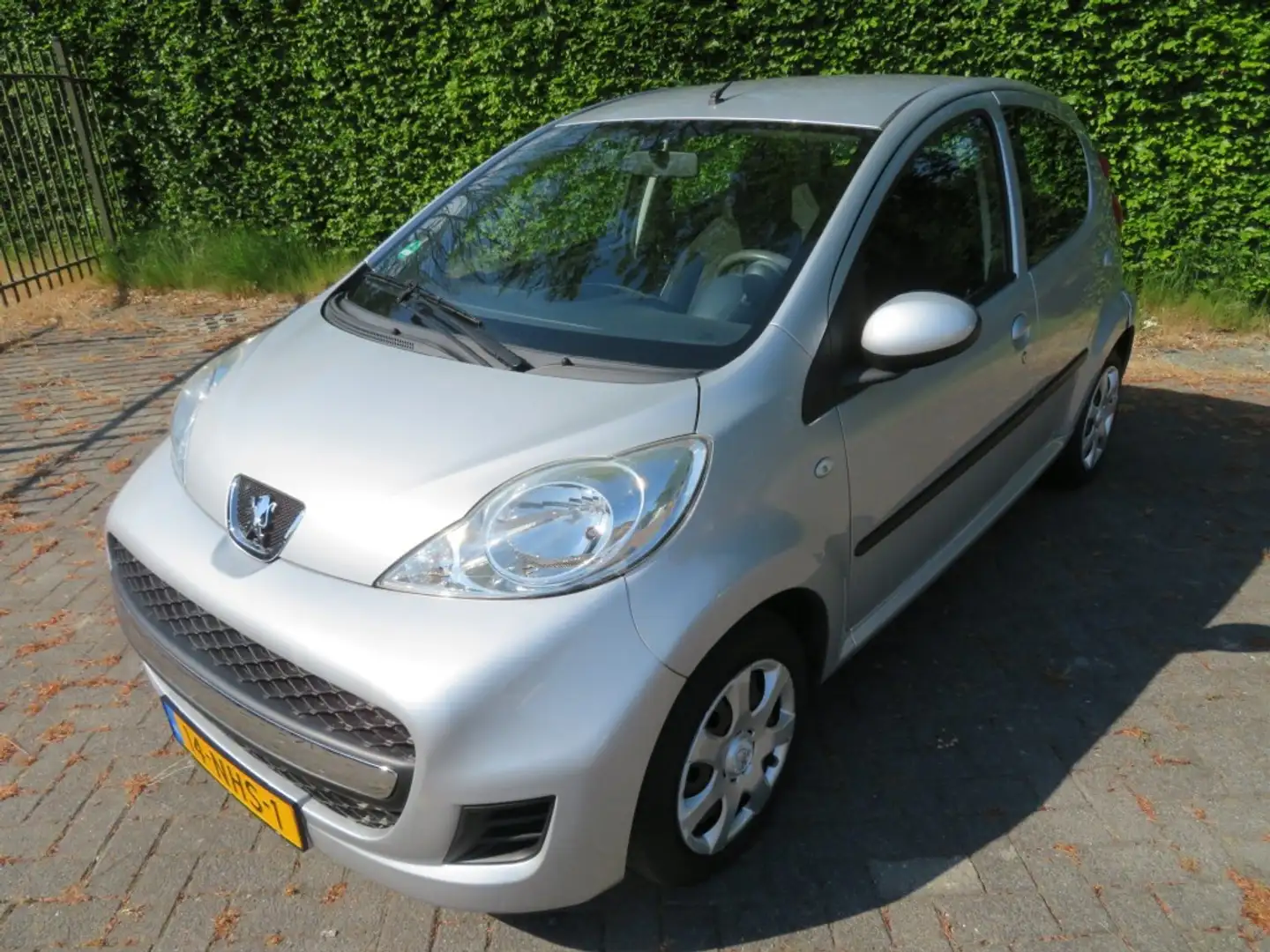 Peugeot 107 1.0-12V SUBLIME Grijs - 2
