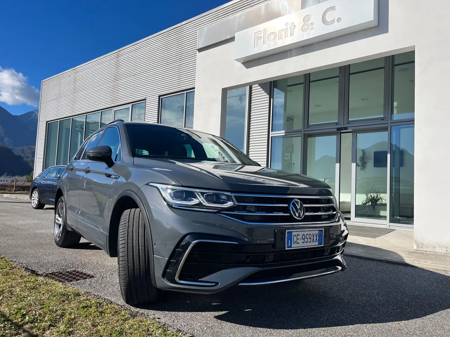 Volkswagen Tiguan 2.0 tdi R-Line 4motion 200cv dsg Grigio - 1