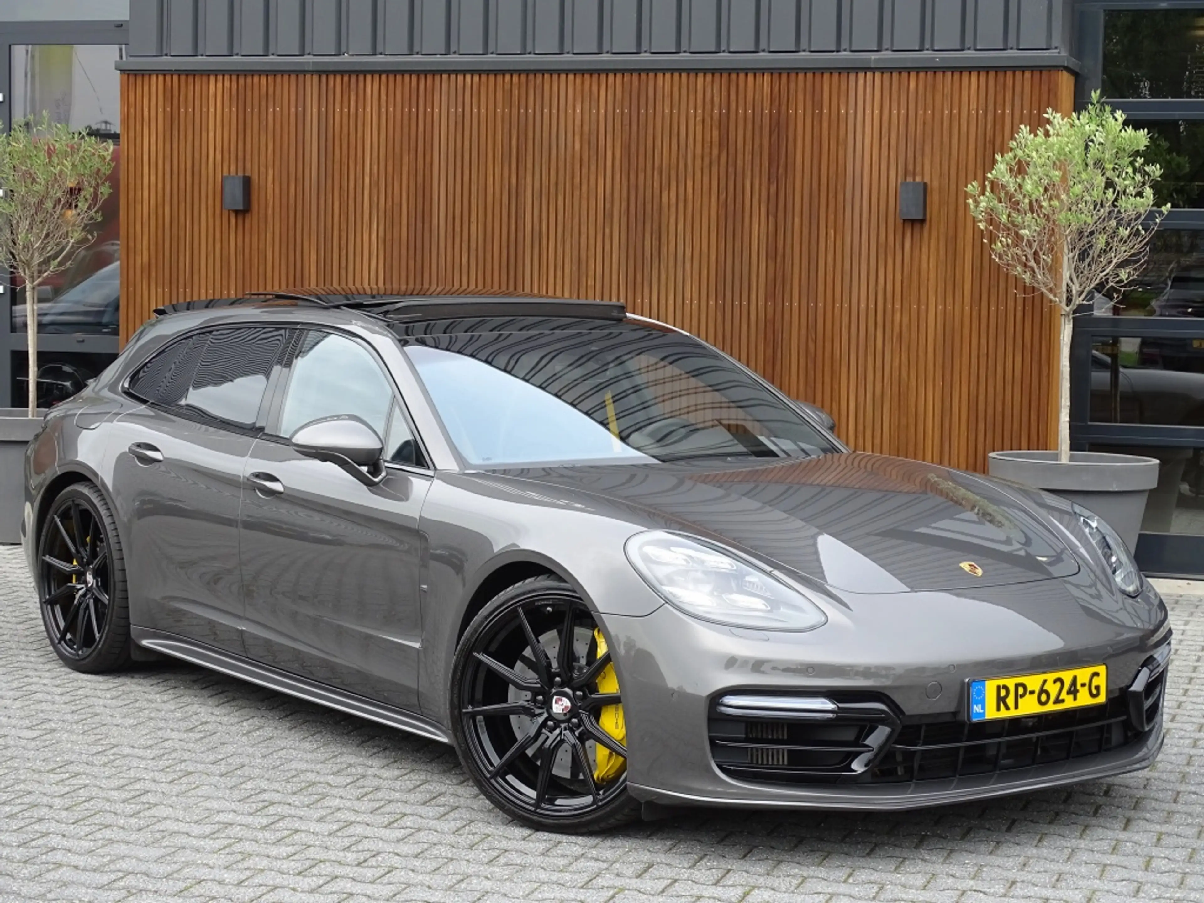Porsche Panamera Sport Turismo 4.0 Turbo S E-Hybrid 680PK / Ceramic — photo 2