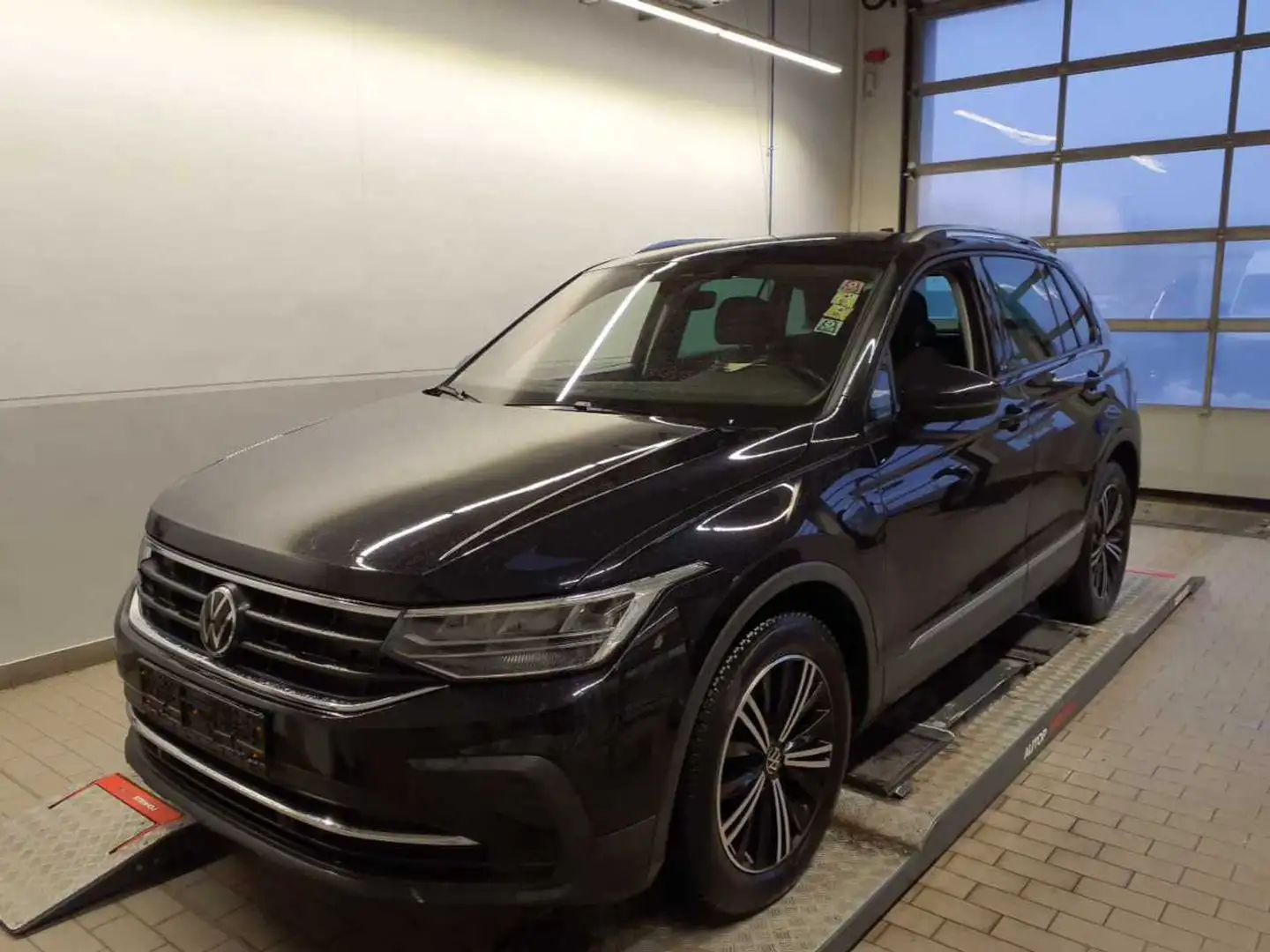 Volkswagen Tiguan ACTIVE 2.0TDI DSG +AHK+KAMERA+LED+ASSISTS Schwarz - 2