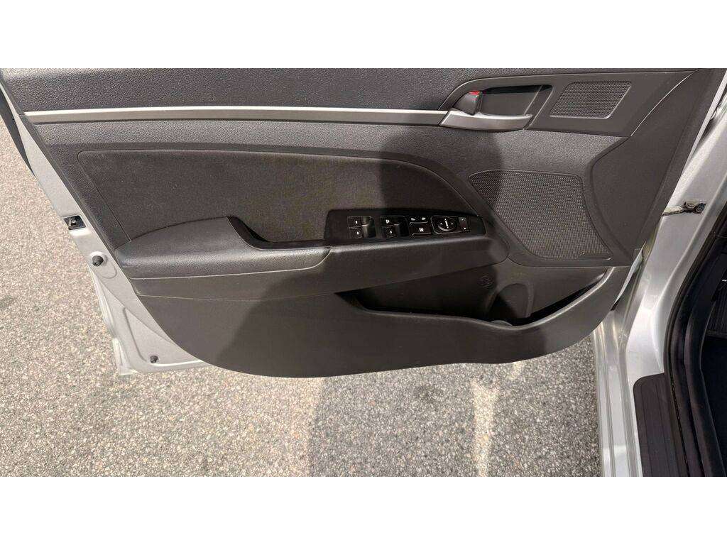 2018 Hyundai Elantra — view 9