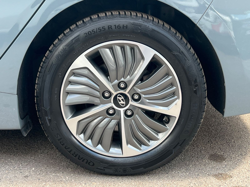 Hyundai IONIQ Premium Plug-In Hybrid*Schiebedach* — photo 14