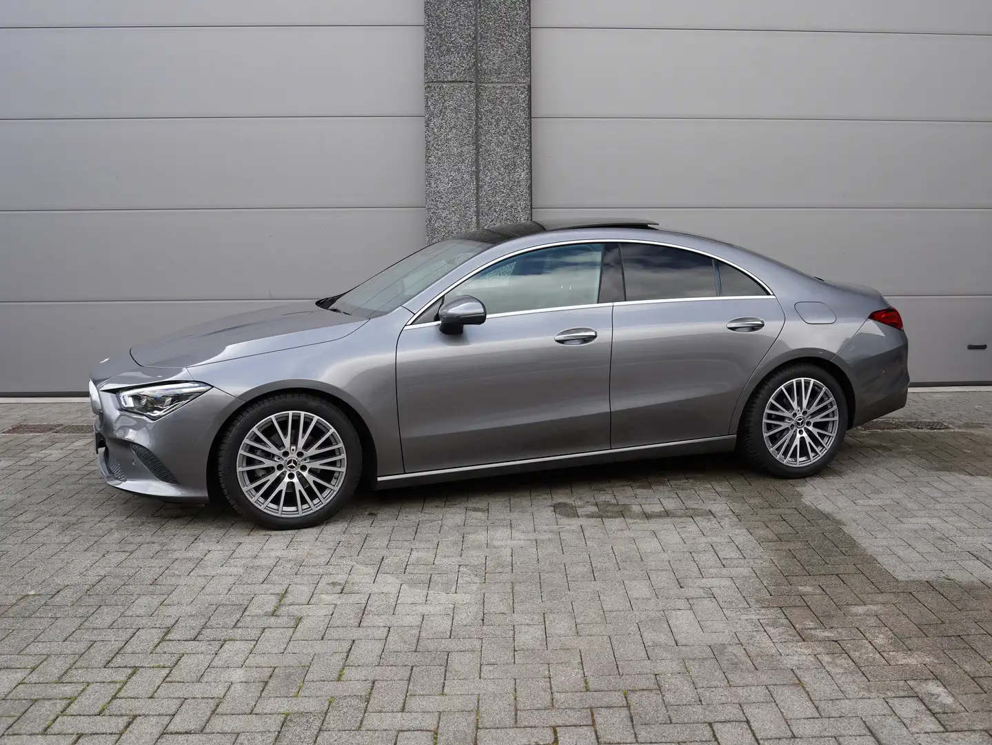 Mercedes-Benz CLA 180 *PANO / ZETELVERW / SFEERVERL / CAM / LED / LEDER* Szürke - 1