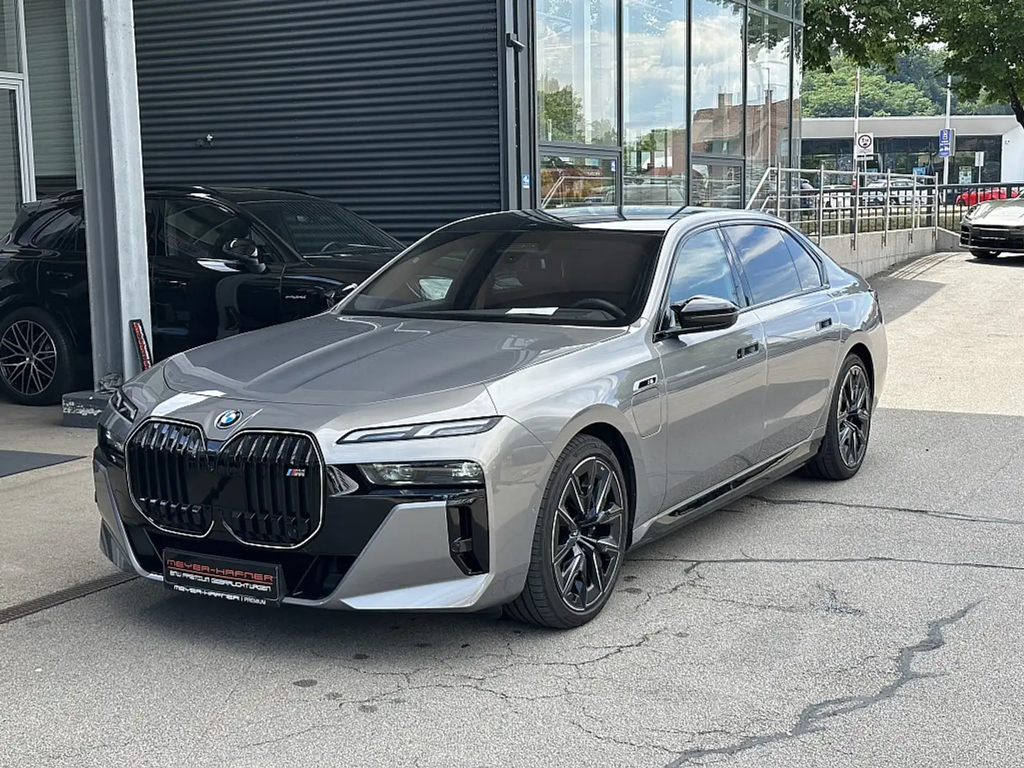 BMW 760 i xDrive Sedan G70 Hybrid mit M-Paket Pro, Sitz... Grau - 1