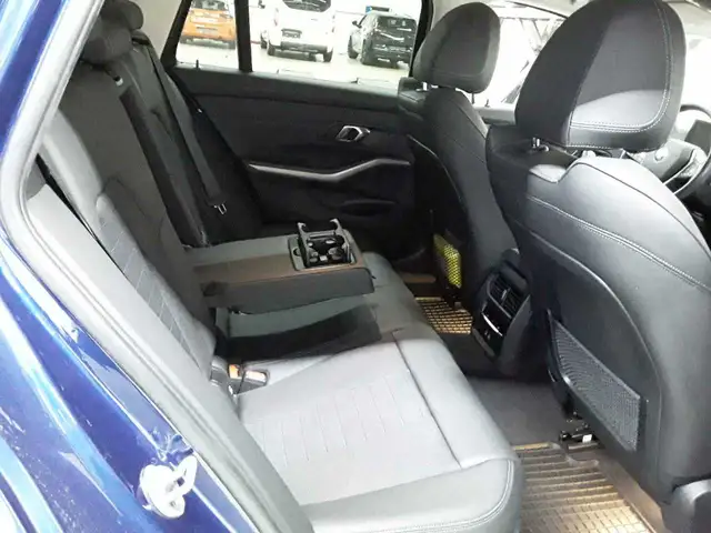 BMW 3 Series view 14