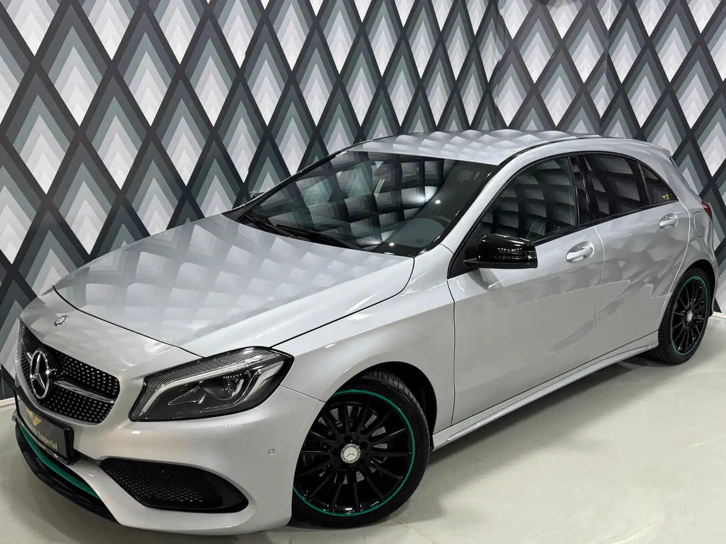 Mercedes-Benz A 220 d 4MATIC // AMG LINE // MOTORSPORT EDITION // Zilver - 2