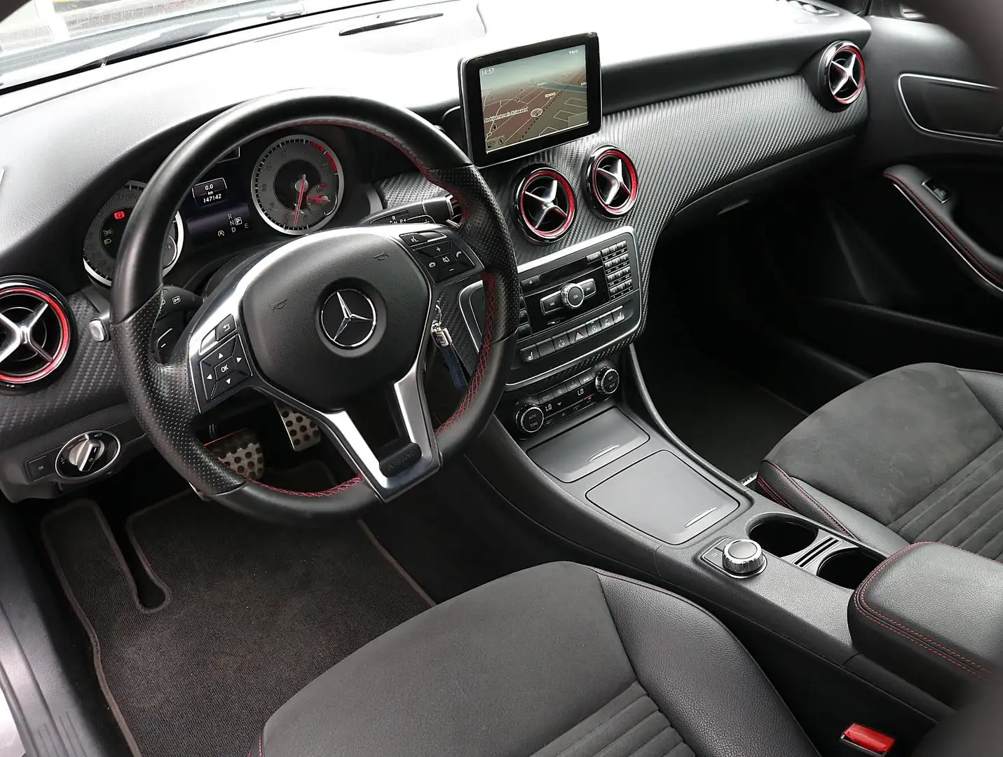 Mercedes-Benz A 250 Sport 4MATIC AMG Grijs - 2