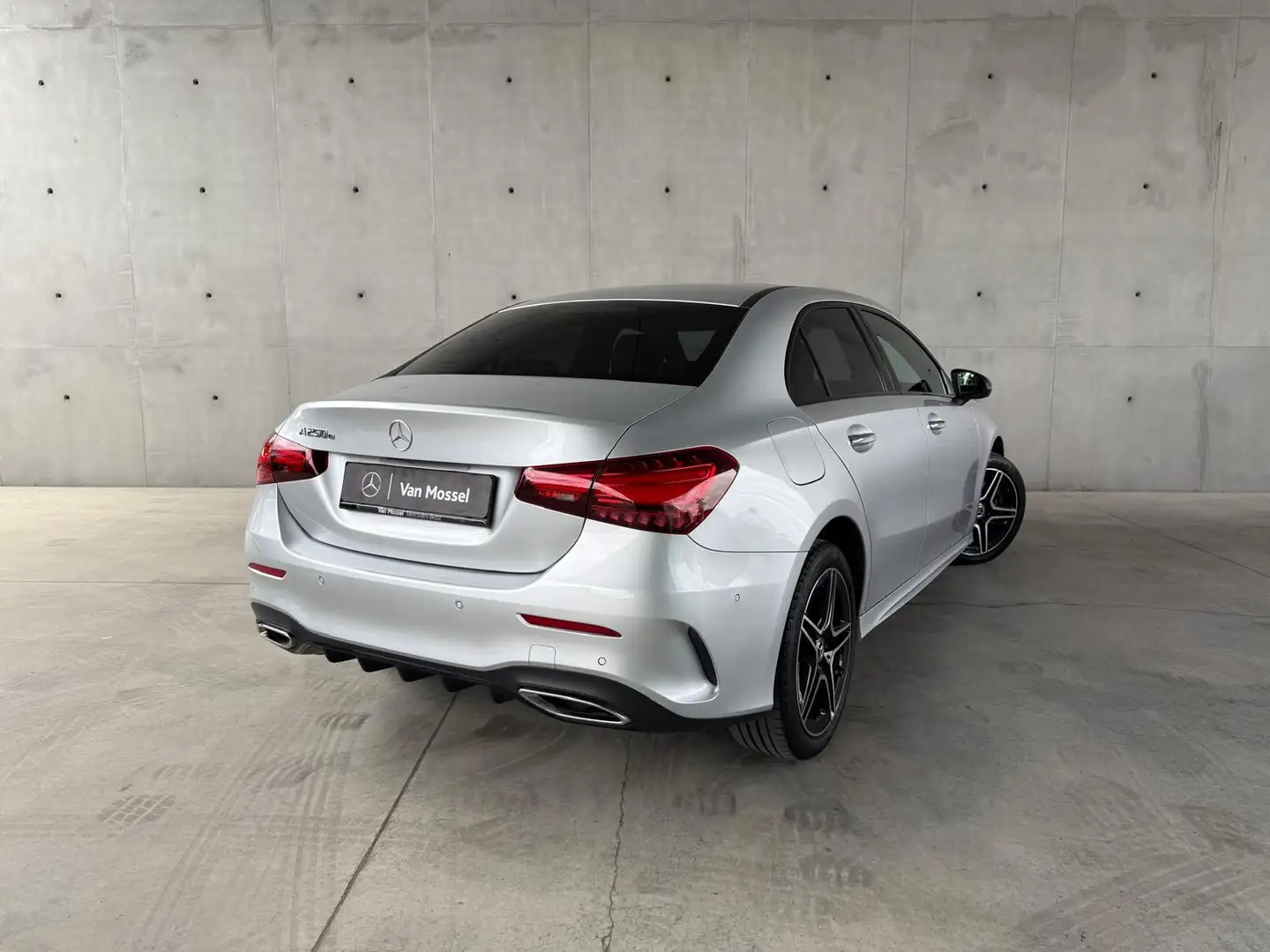 Mercedes-Benz A 250 250e AMG LINE BERLINE + PANORAMISCH DAK + CARPLAY Zilver - 2