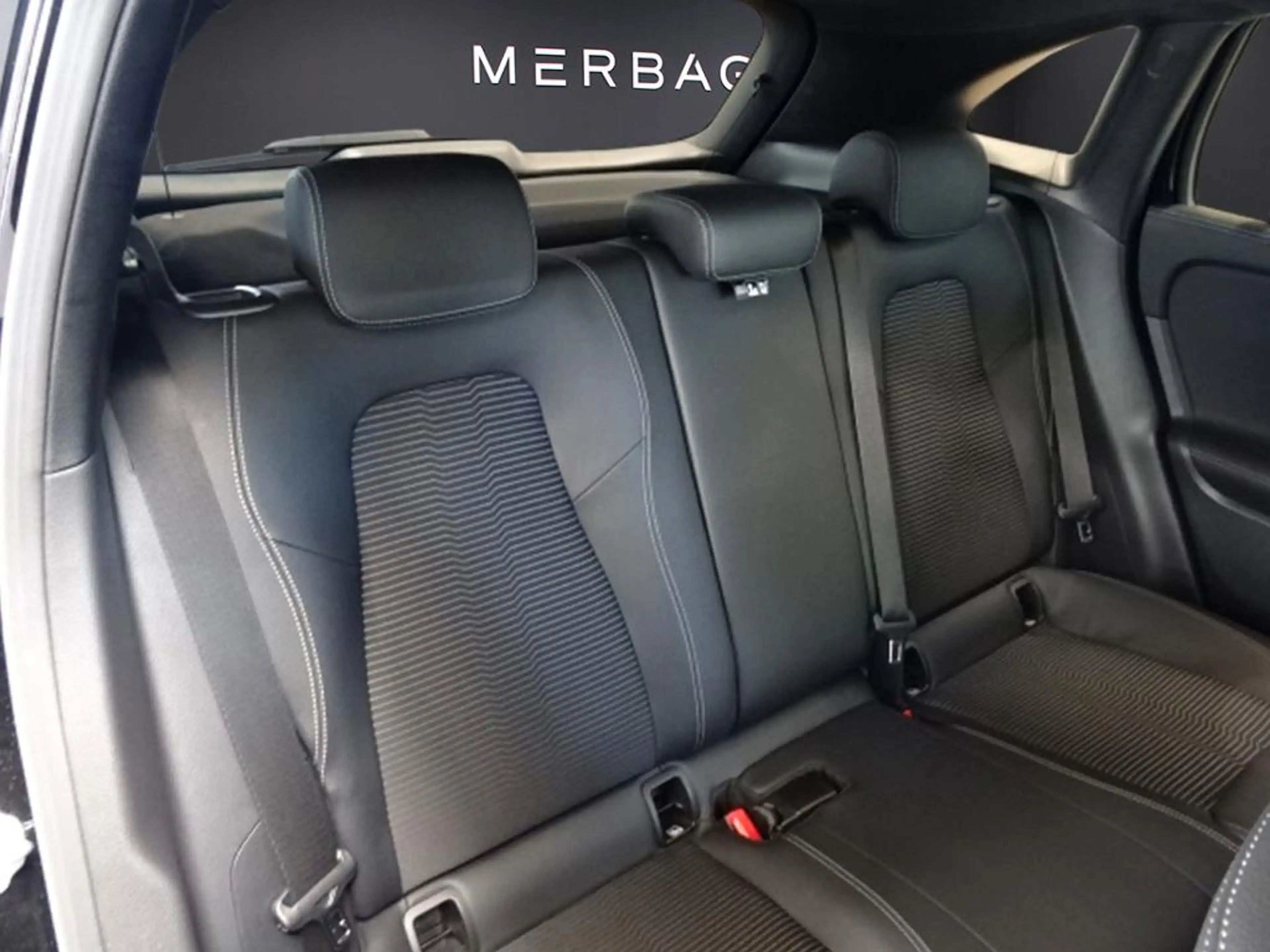 Mercedes-Benz GLA 200 d * — photo 13