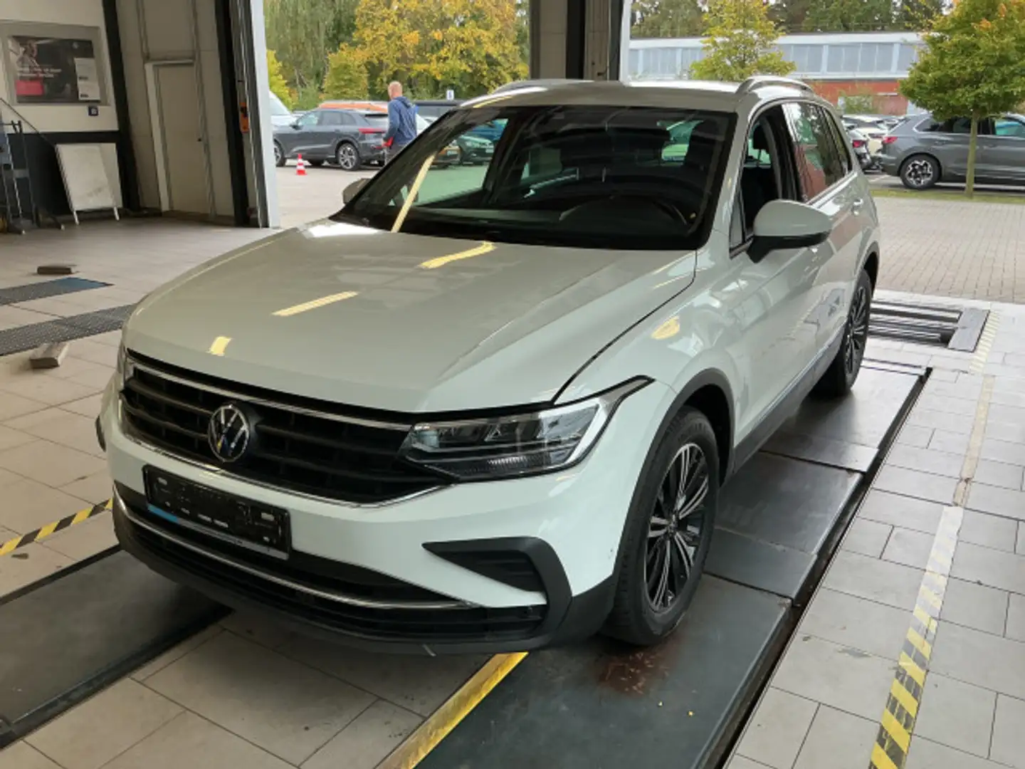 Volkswagen Tiguan 1.5 TSI Active DSG Nav Kamera CarPlay LED Weiß - 2