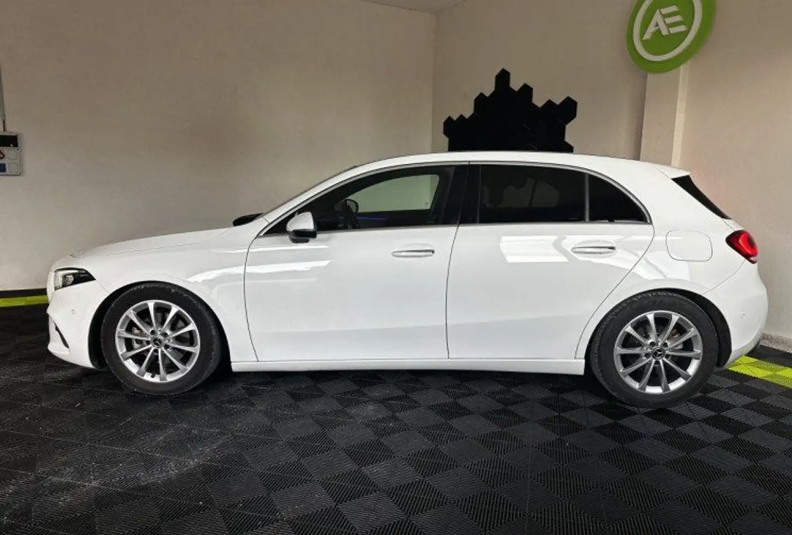 Mercedes-Benz A 180 IV (W177) 180 136ch Business Line Weiß - 2
