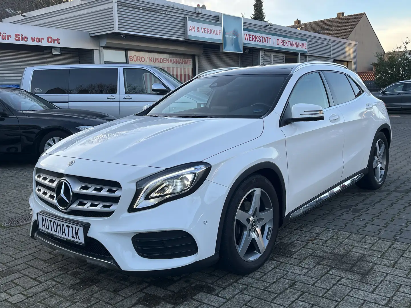 Mercedes-Benz GLA 200 AMG 7G*PANO*LED*360°*MEMOR Weiß - 1
