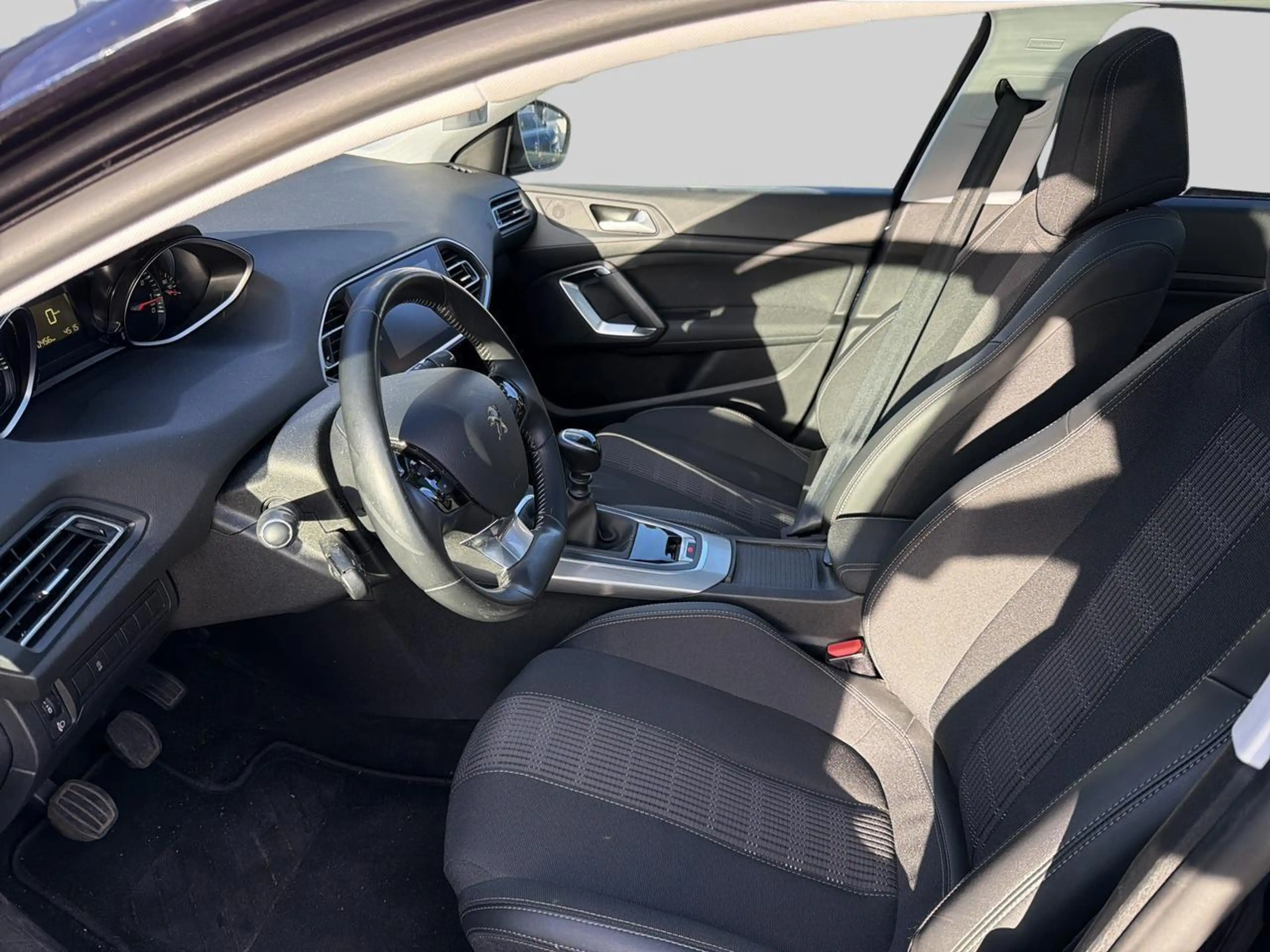 Peugeot 308 SW 1.2 PureTech 130 S&S Allure Pack — photo 8