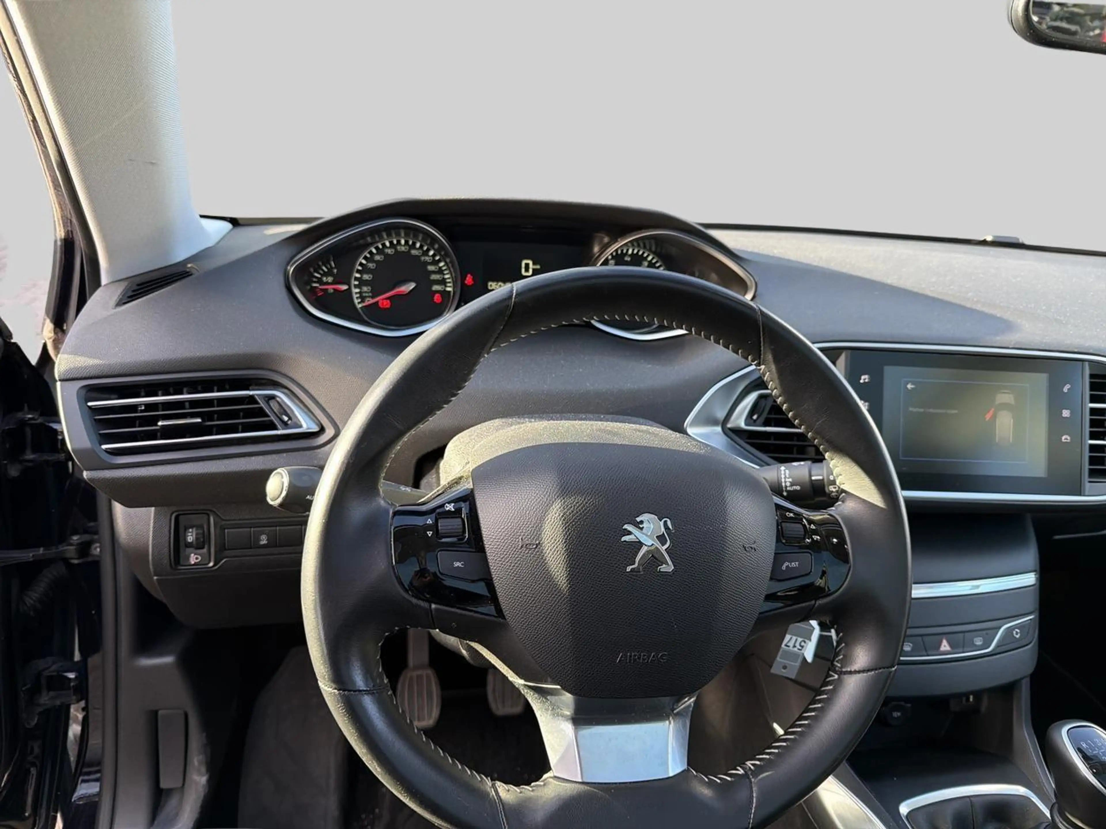 Peugeot 308 SW 1.2 PureTech 130 S&S Allure Pack — photo 10