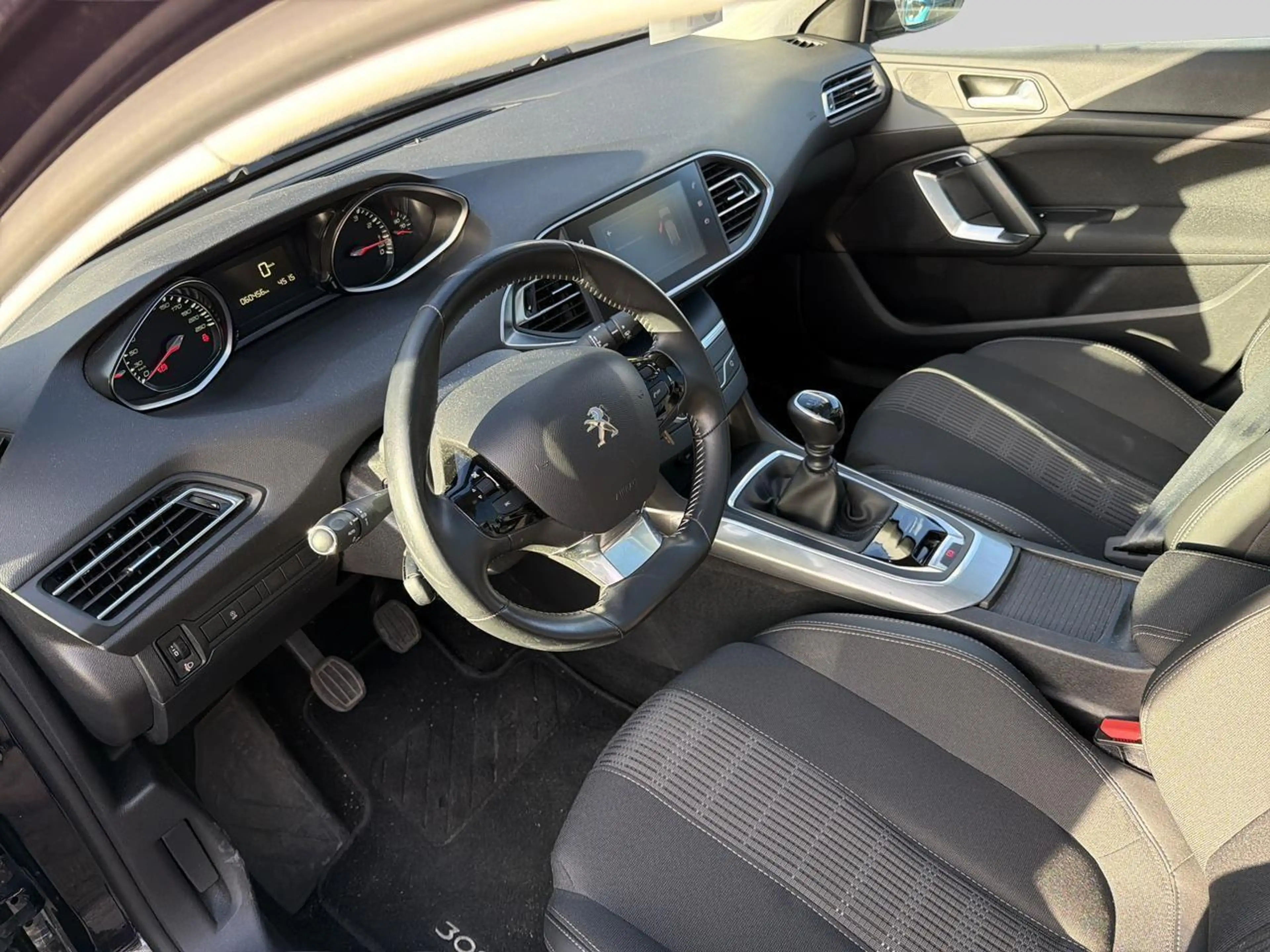 Peugeot 308 SW 1.2 PureTech 130 S&S Allure Pack — photo 9