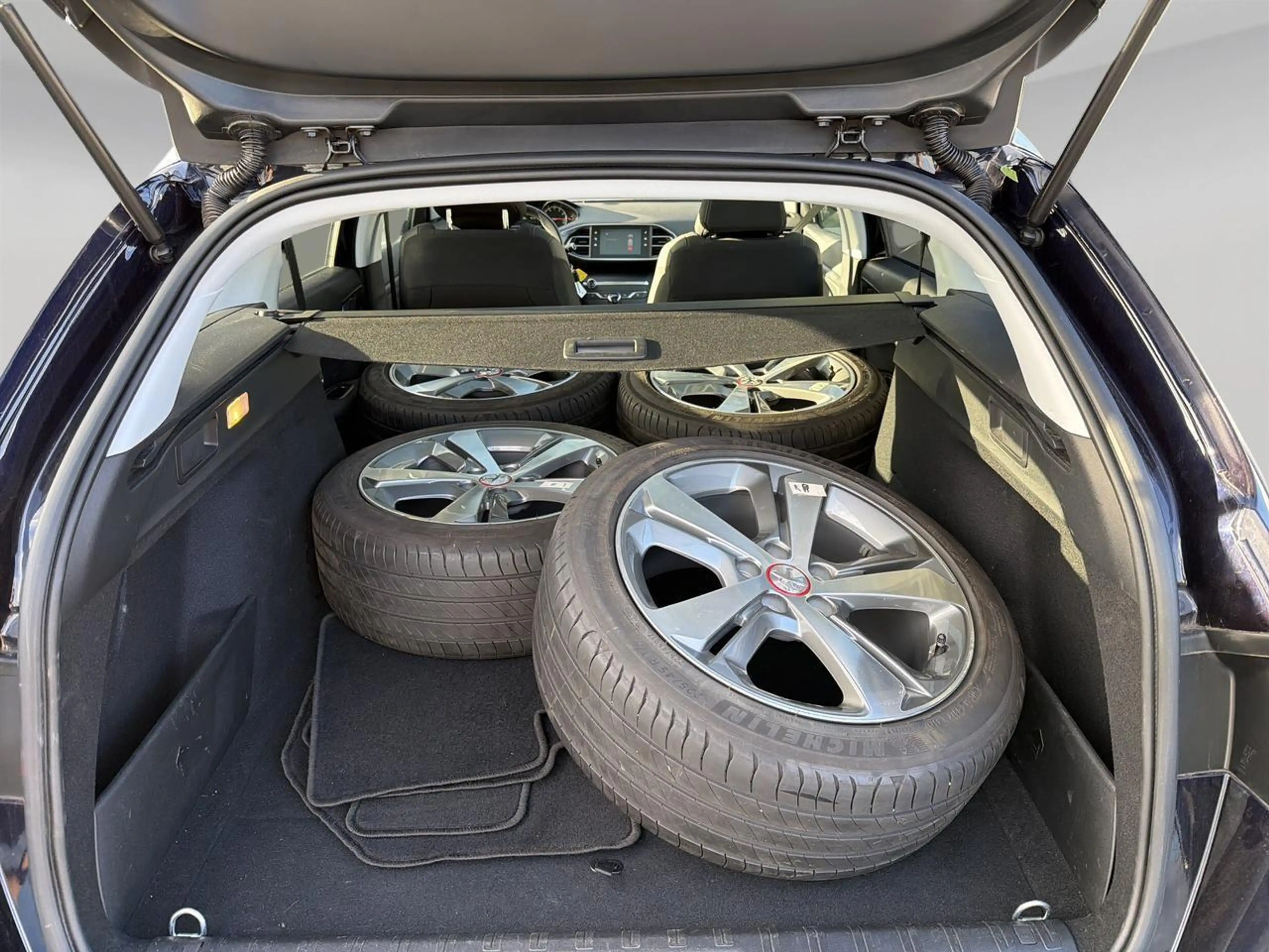 Peugeot 308 SW 1.2 PureTech 130 S&S Allure Pack — photo 7