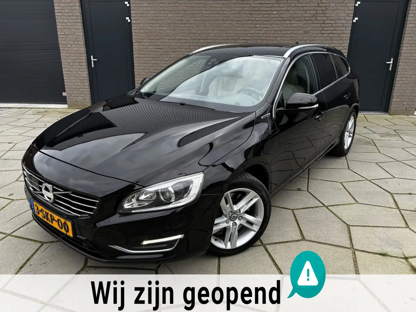 Volvo V60 2.4 D6 AWD Plug-In Hybrid Summum| DieselHybride va Zwart - 1