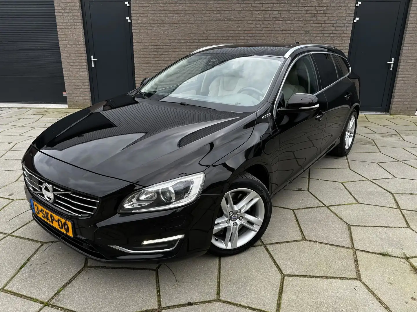 Volvo V60 2.4 D6 AWD Plug-In Hybrid Summum Zwart - 1
