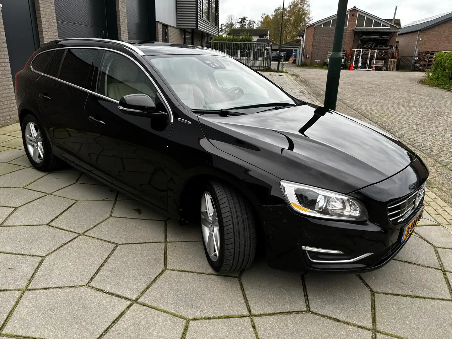Volvo V60 2.4 D6 AWD Plug-In Hybrid Summum Zwart - 2
