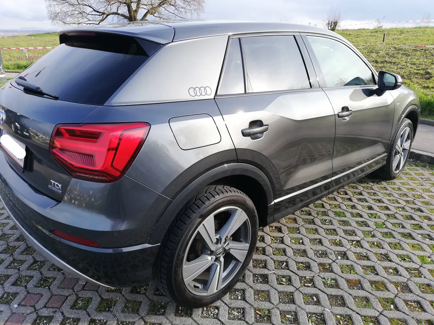 Audi Q2 Q2 2,0 TDI quattro S-tronic Grau - 2