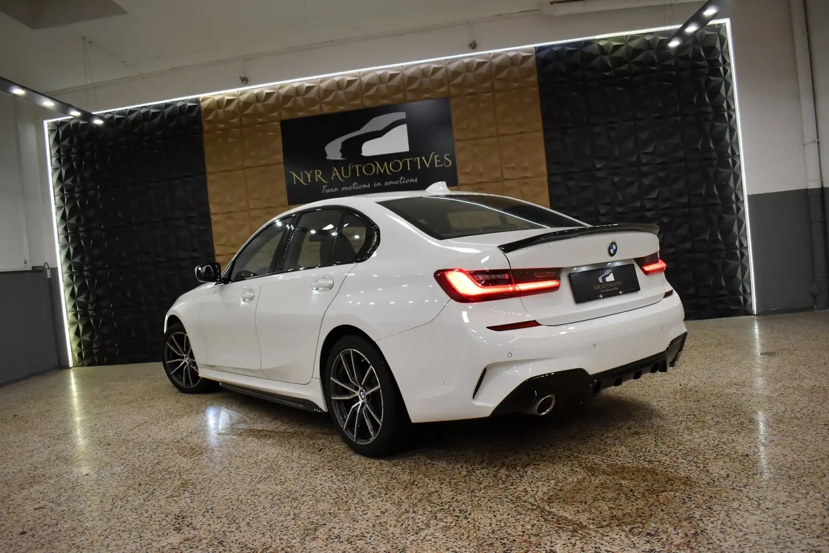 BMW 320 i Aut M-PERFORMANCE, LED, LIVE, APPLE CAR PLAY Weiß - 2