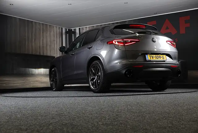 Alfa Romeo Stelvio view 3
