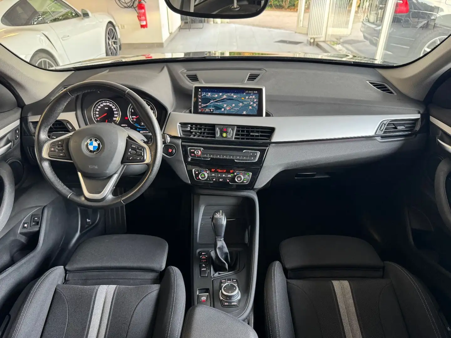 BMW X1 xDrive25e Advantage Sportsitze LED DAB PDC Zwart - 2