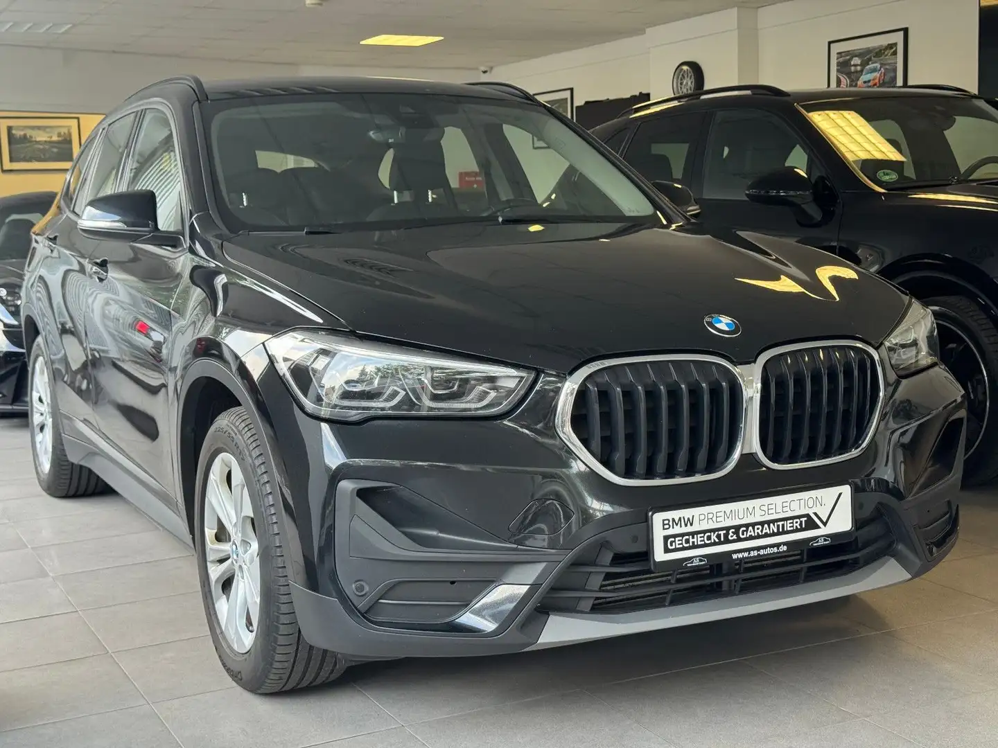 BMW X1 xDrive25e Advantage Sportsitze LED DAB PDC Zwart - 1