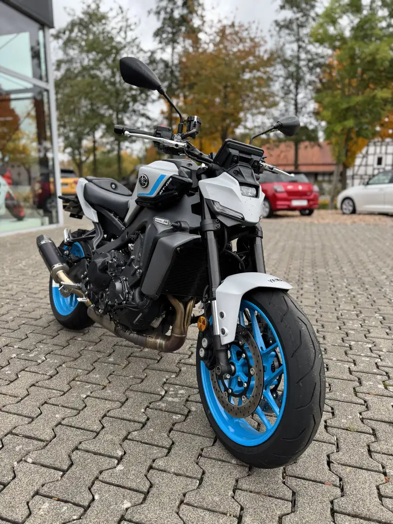 Yamaha MT-09 Akrapovic Auspuff, Kennzeichenträgerumbau Gris - 2
