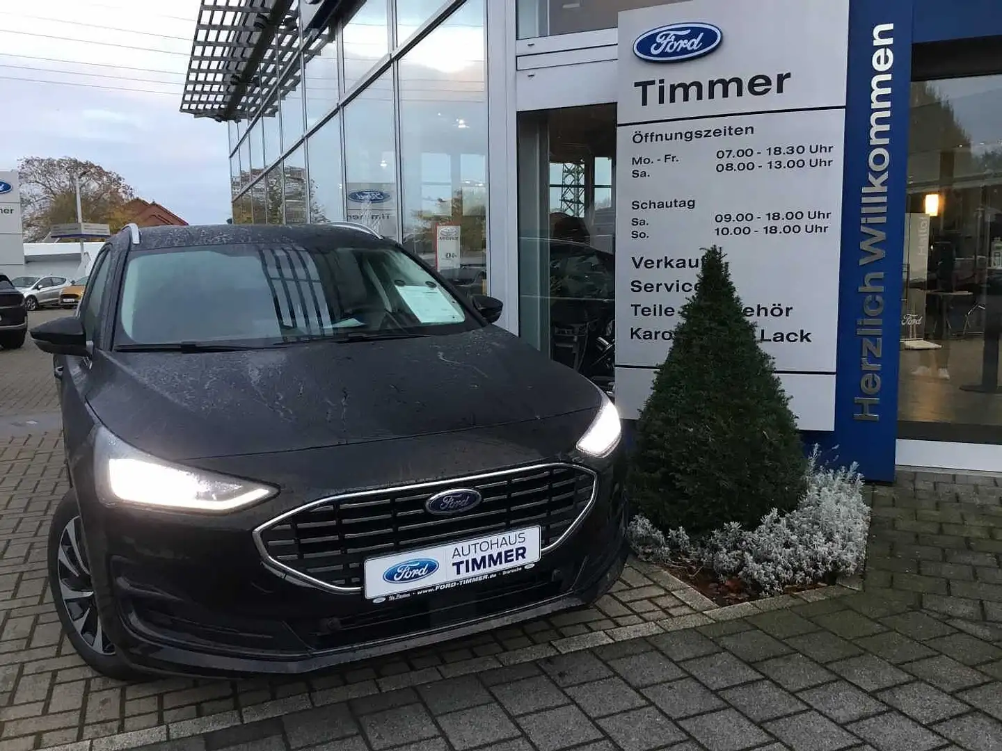 Ford Focus Turnier 1.0 EcoBoost Hybrid Titanium Edt. Schwarz - 2