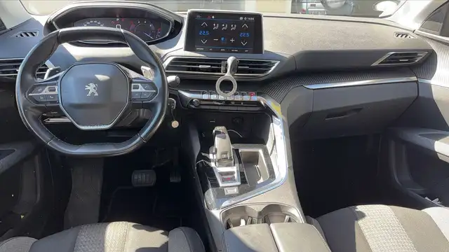 Peugeot 3008 view 11