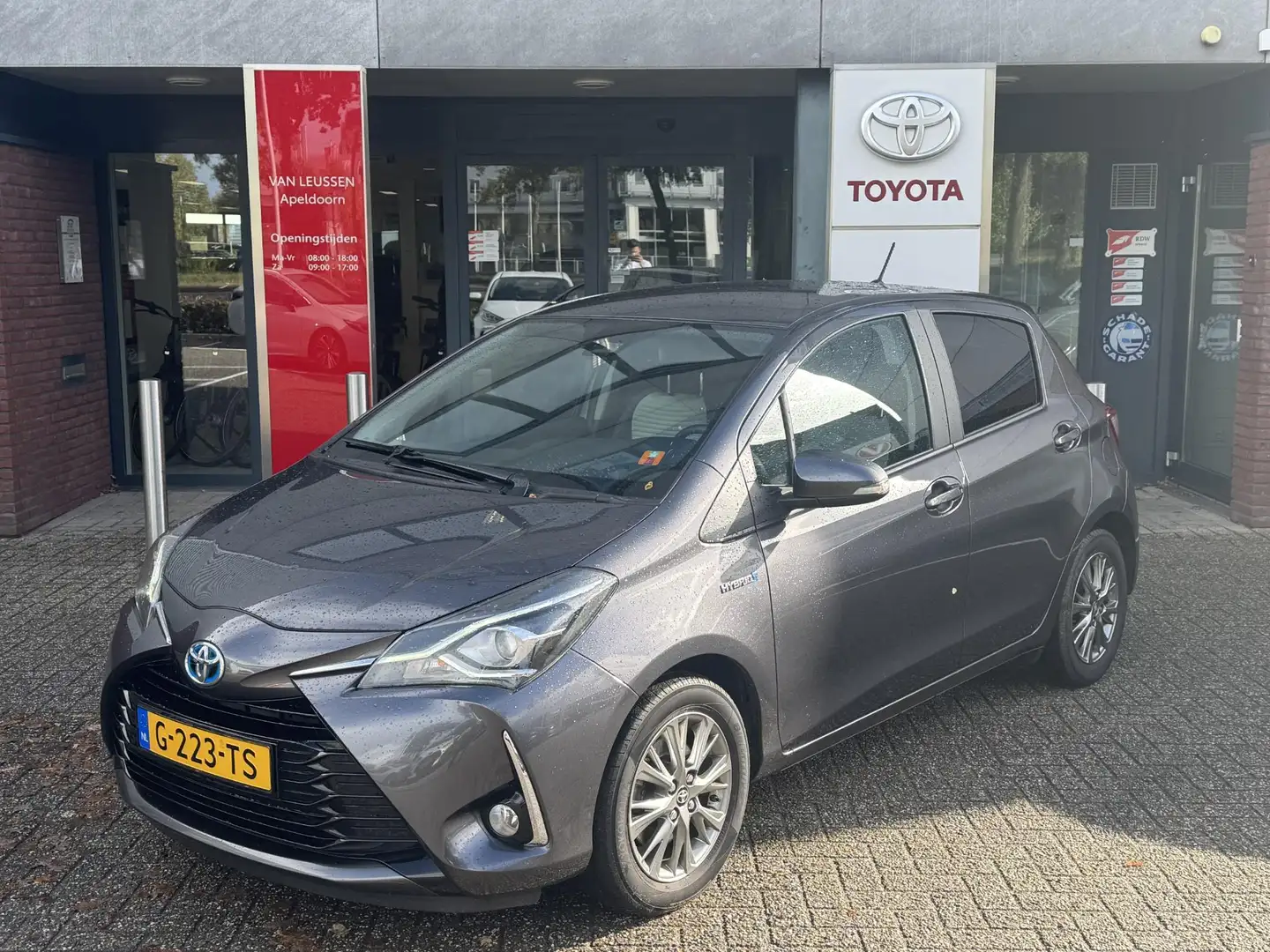 Toyota Yaris 1.5 Hybrid DYNAMIC APPLE/ANDROID KEYLESS 15'' LM-V Gris - 1