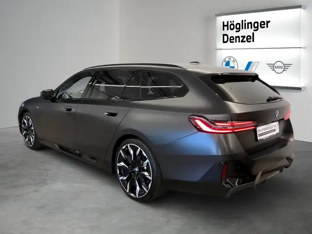 BMW 5 Series view 10