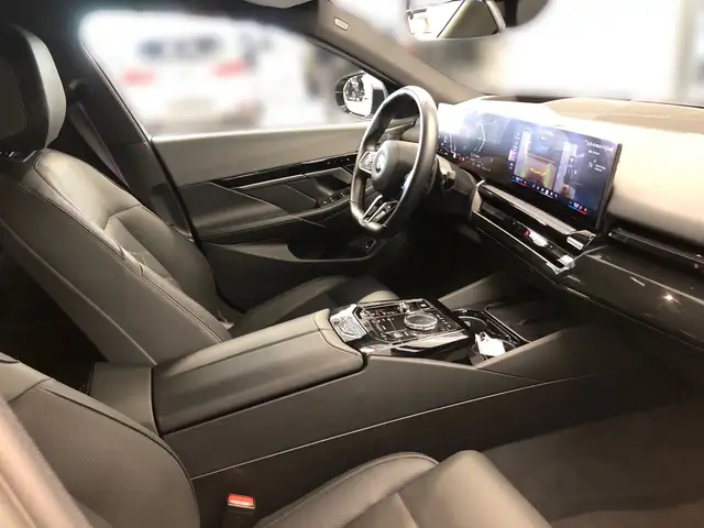BMW 5 Series view 13