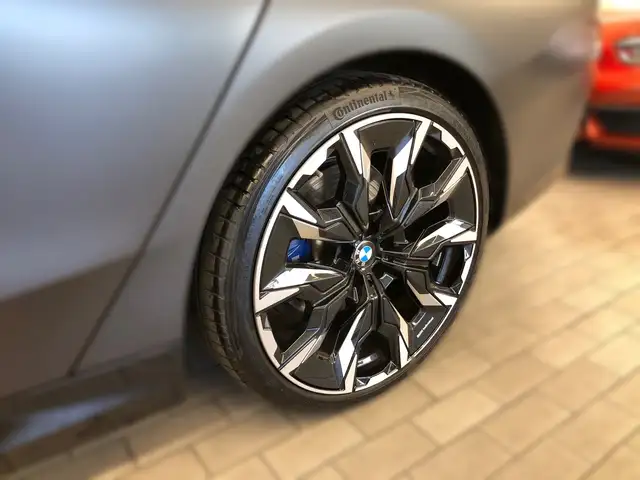 BMW 5 Series view 3
