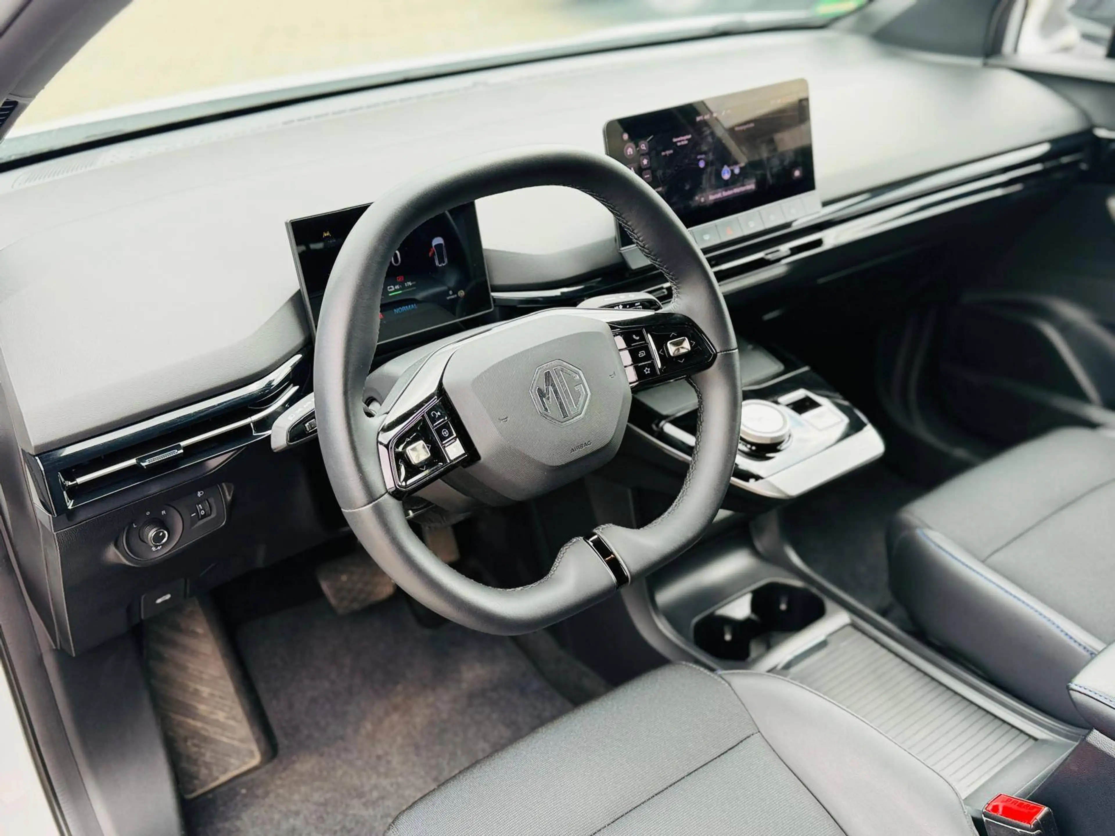 MG MG4 Luxury 64 kWh 150 kW (204 PS) 360° Kamera — photo 4