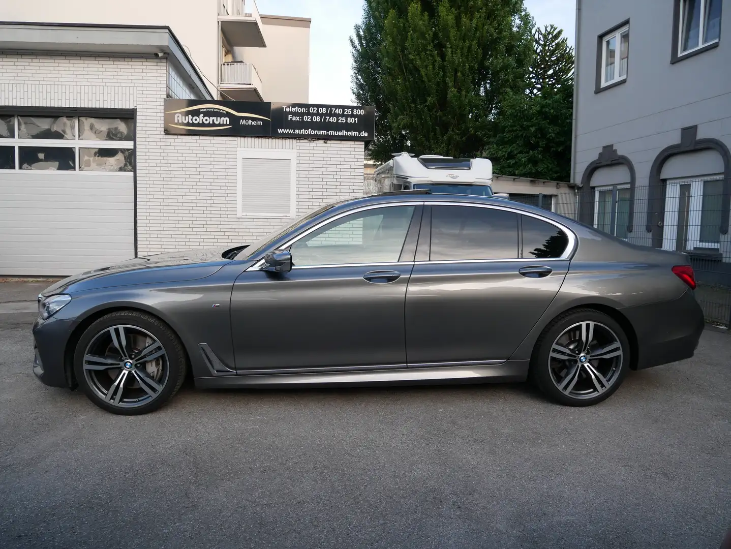BMW 750 750 i M Sport Laser Pano DisplayKeyGo DrivPro360Ka Šedá - 2