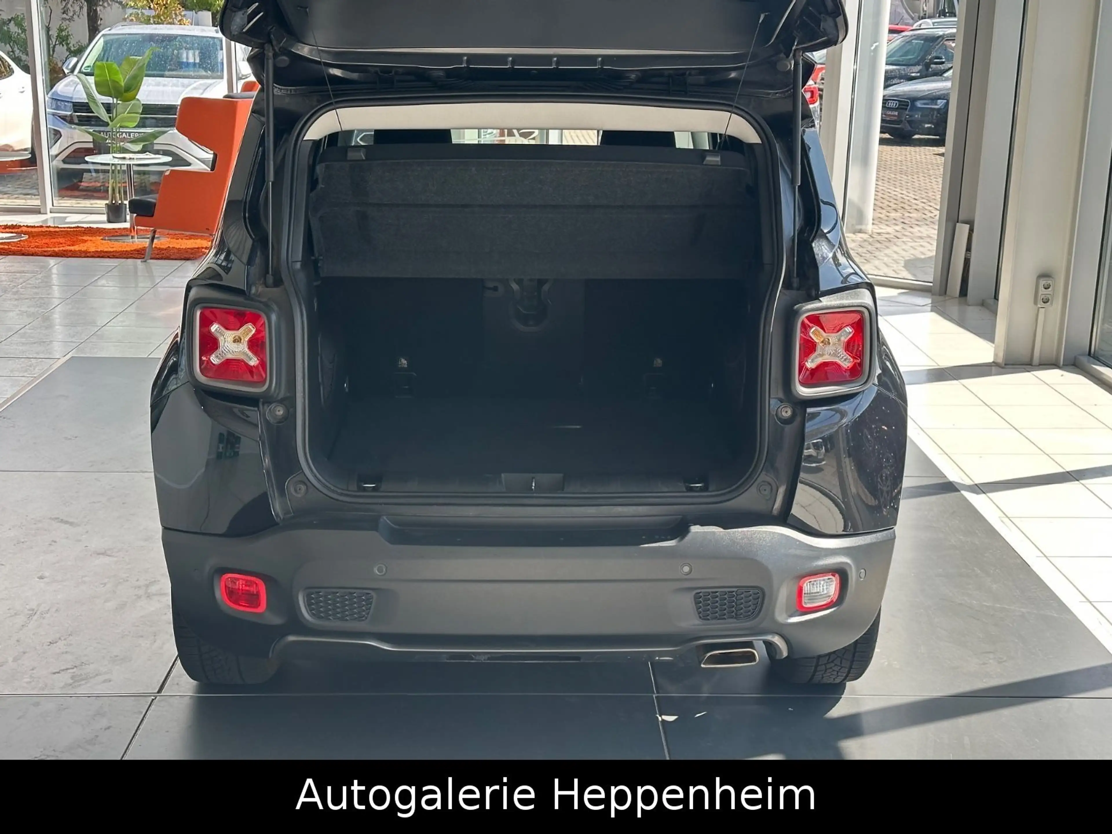 Jeep Renegade Limited FWD — photo 8