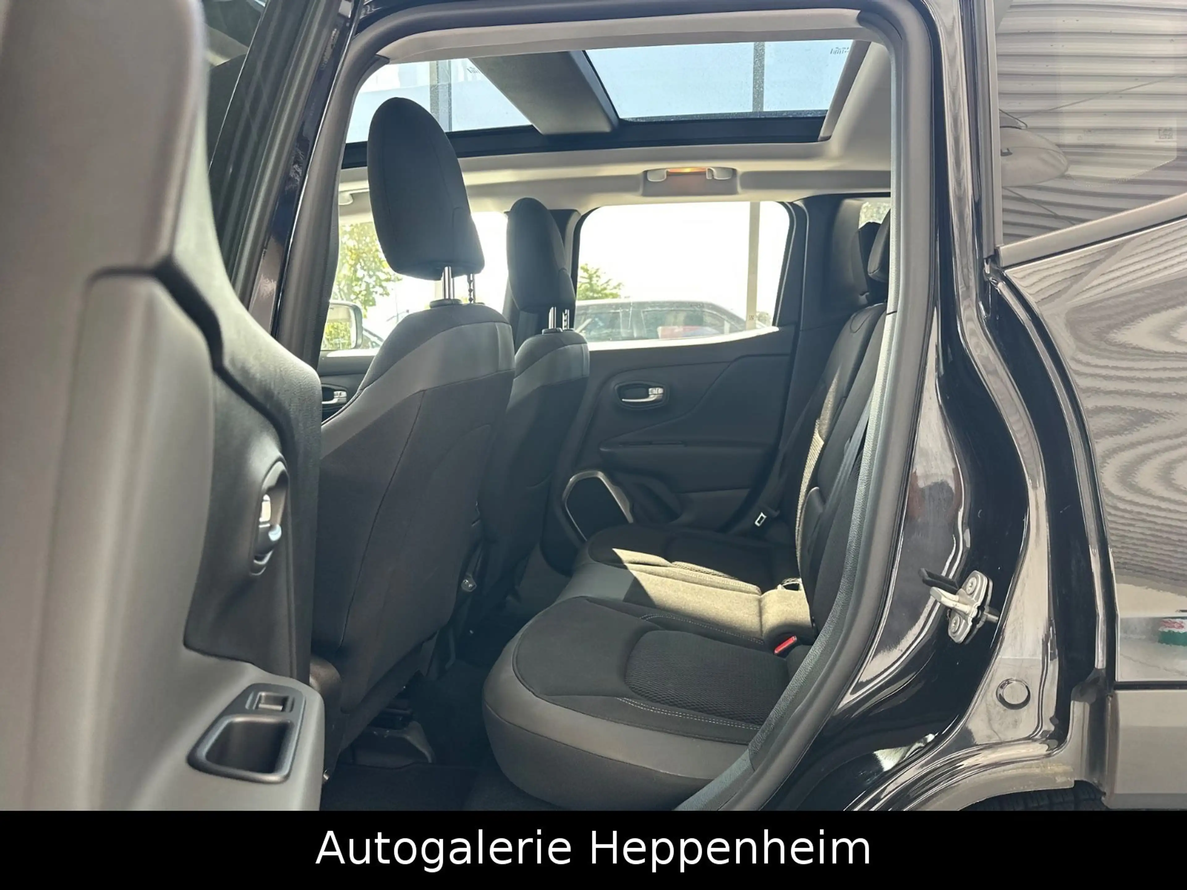 Jeep Renegade Limited FWD — photo 14