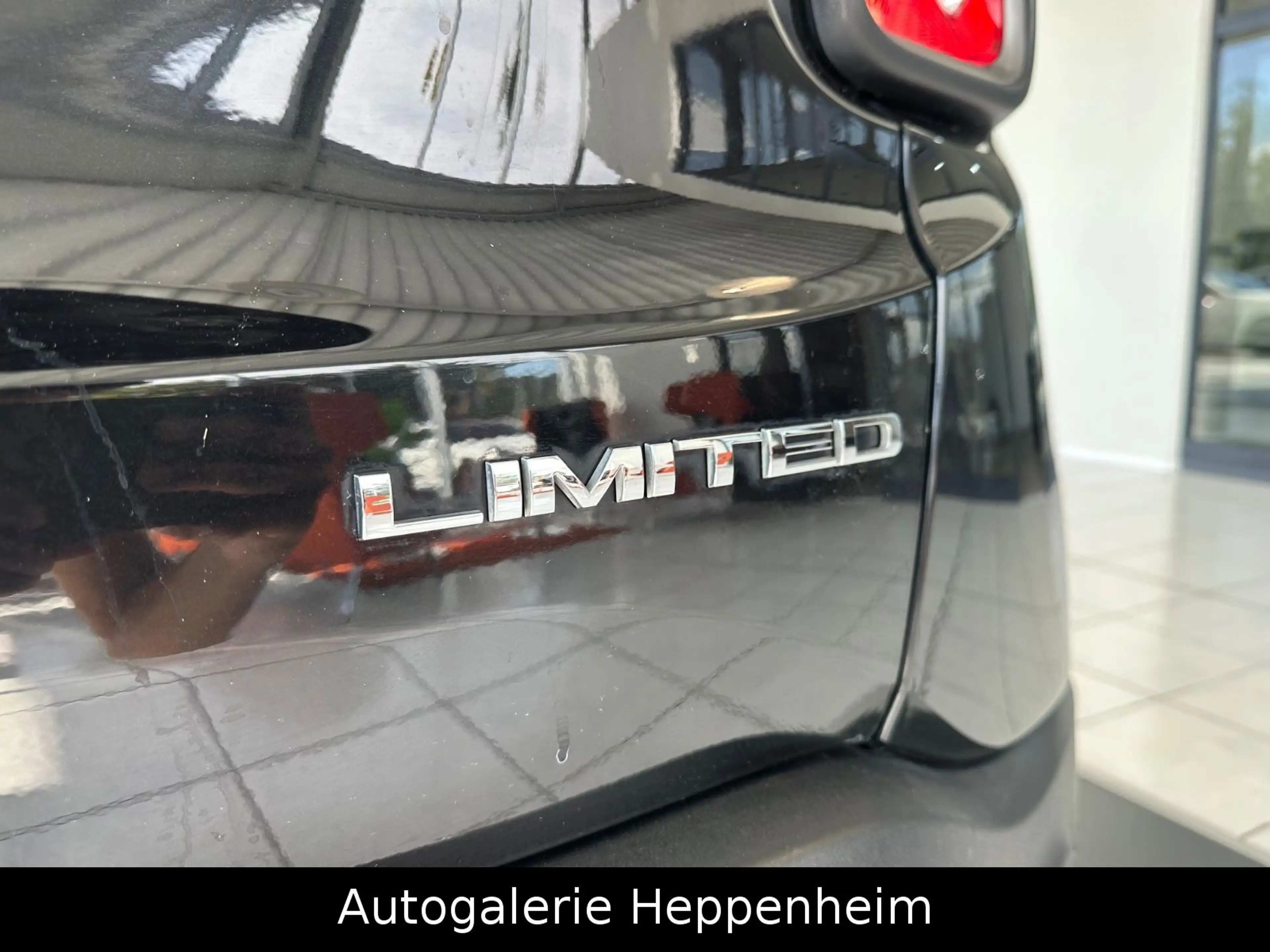 Jeep Renegade Limited FWD — photo 12