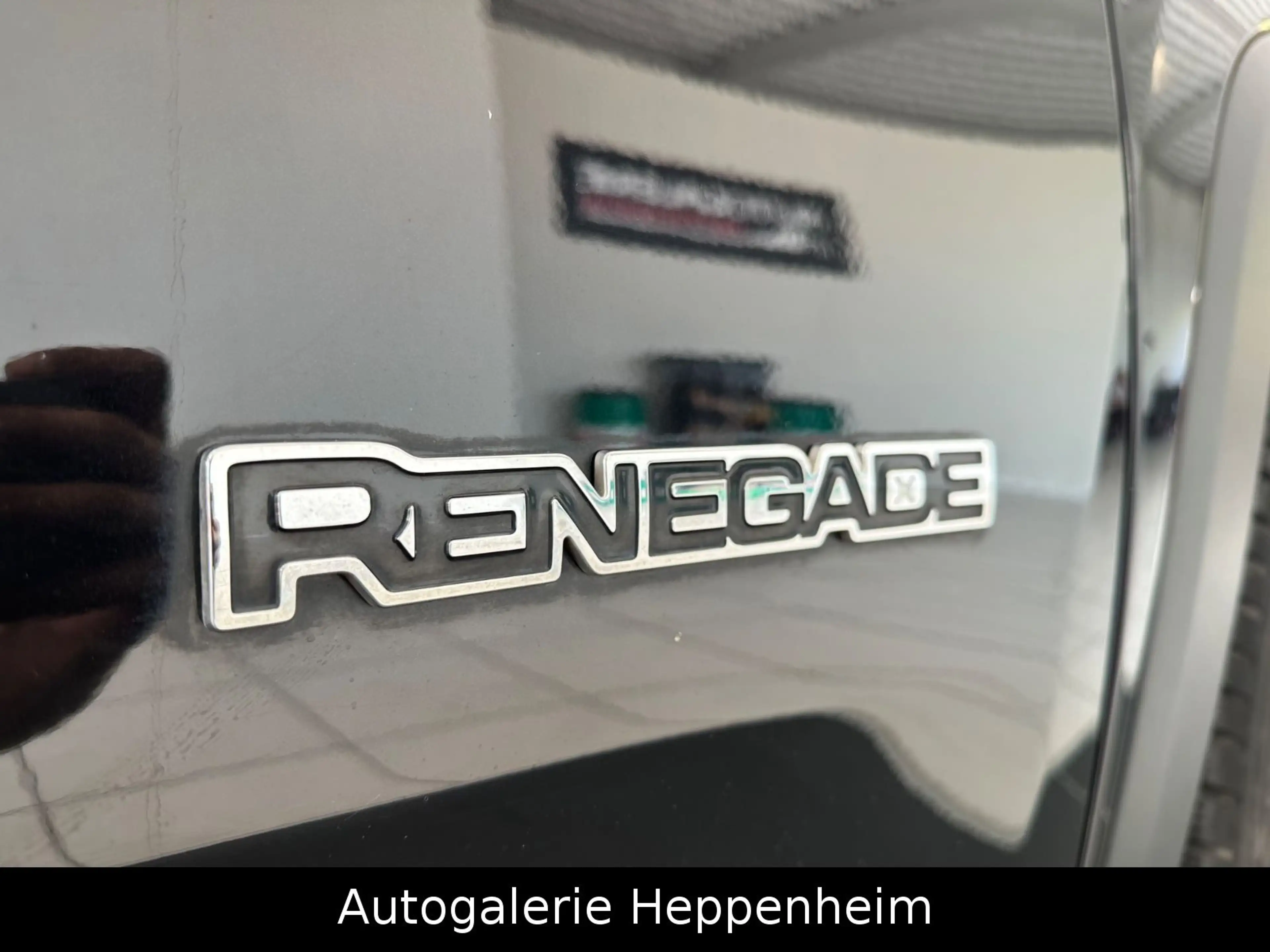 Jeep Renegade Limited FWD — photo 11