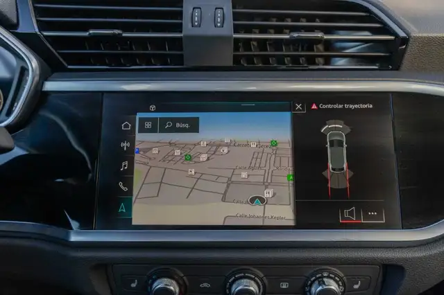 Audi Q3 view 11