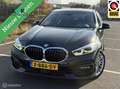 BMW 118 1-serie 118d LED|SFEER|CAMERA|CARPLAY|AUTOMAAT| Schwarz - thumbnail 1