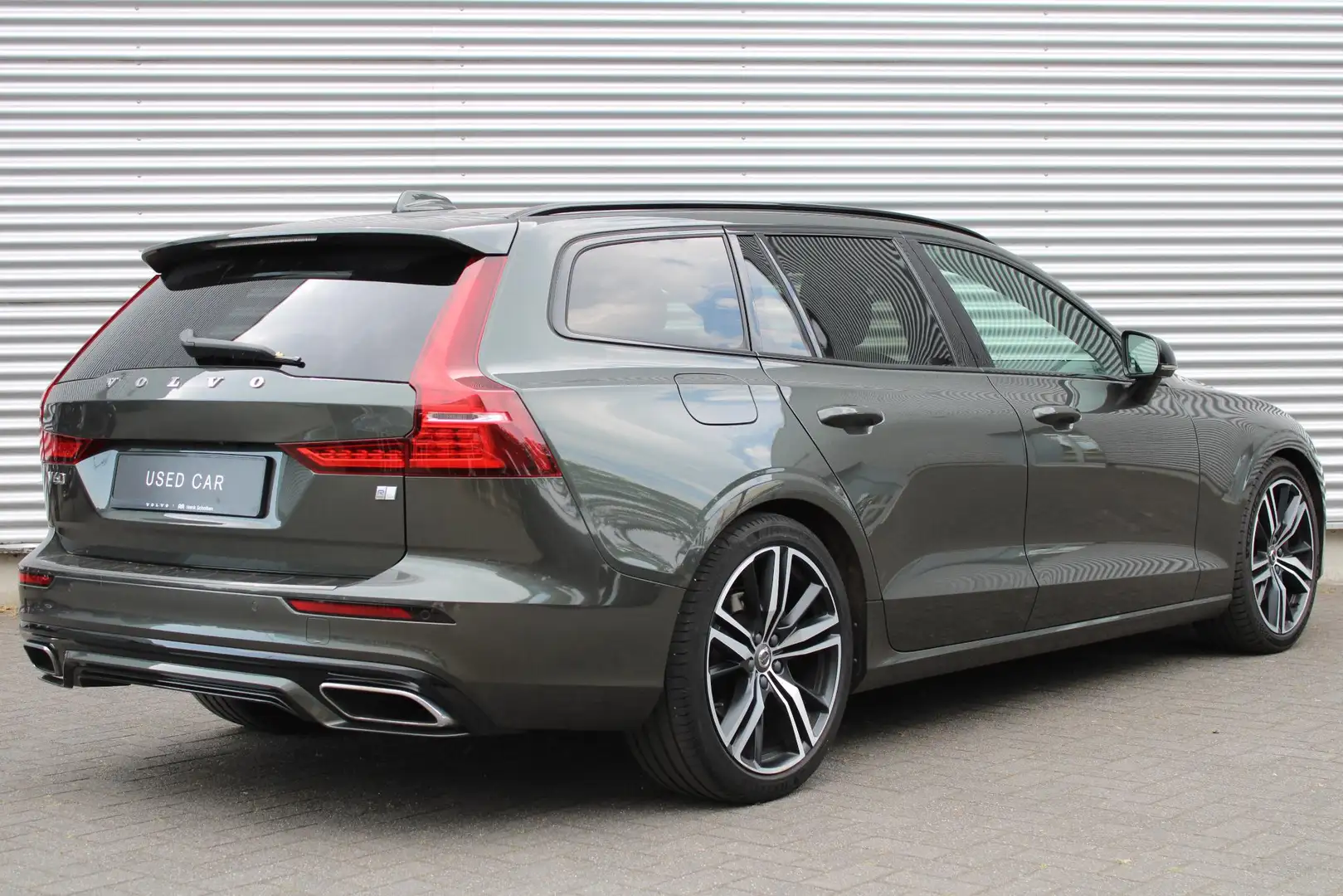 Volvo V60 T4 Automaat R-Design | Panoramadak | Adaptieve Cru Grijs - 2