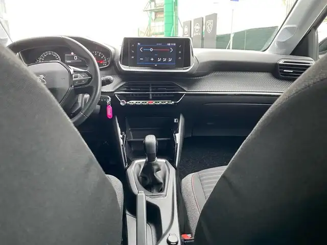Peugeot 208 view 11